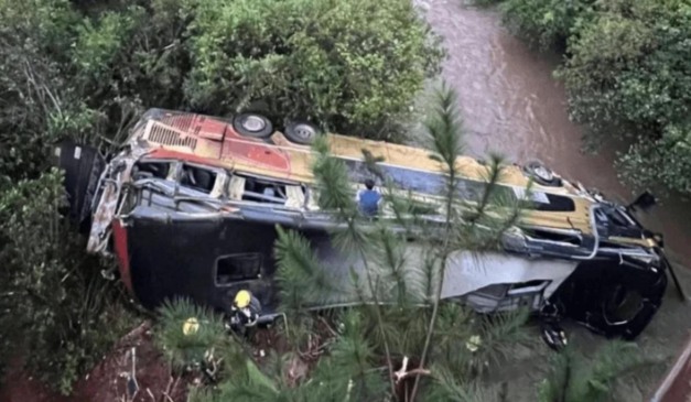 Ônibus que cai da ponte