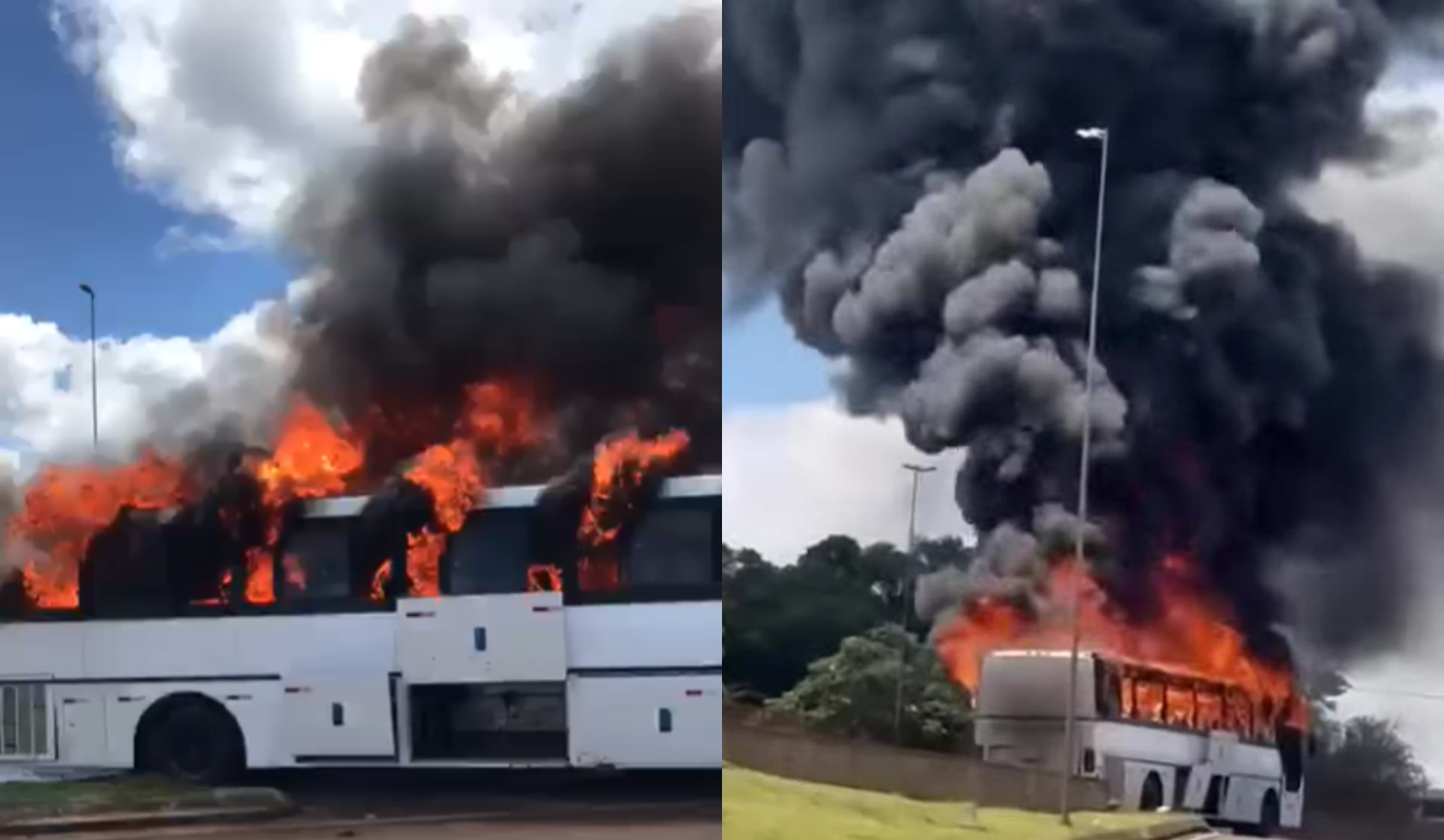 Um ônibus com compristas pegou fogo na BR-277. Na imagem, vemos o veículo em chamas na beira da estrada.