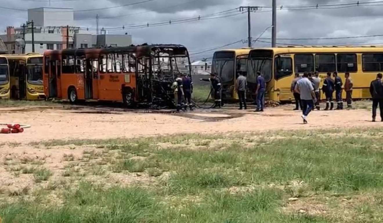 Ônibus destruído após ser atingido por um incêndio