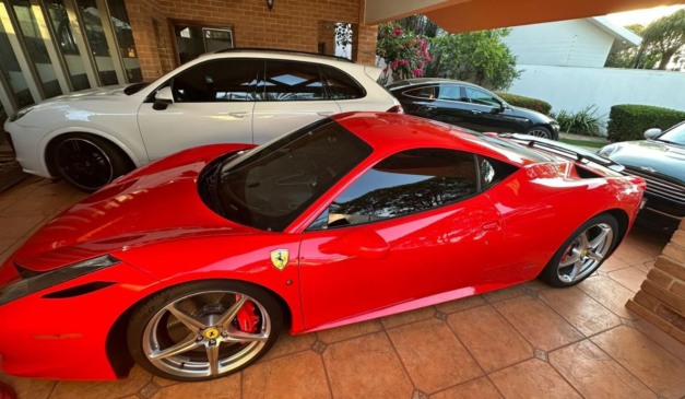 carro de luxo apreendido em casa de secretário de Maringá durante operação