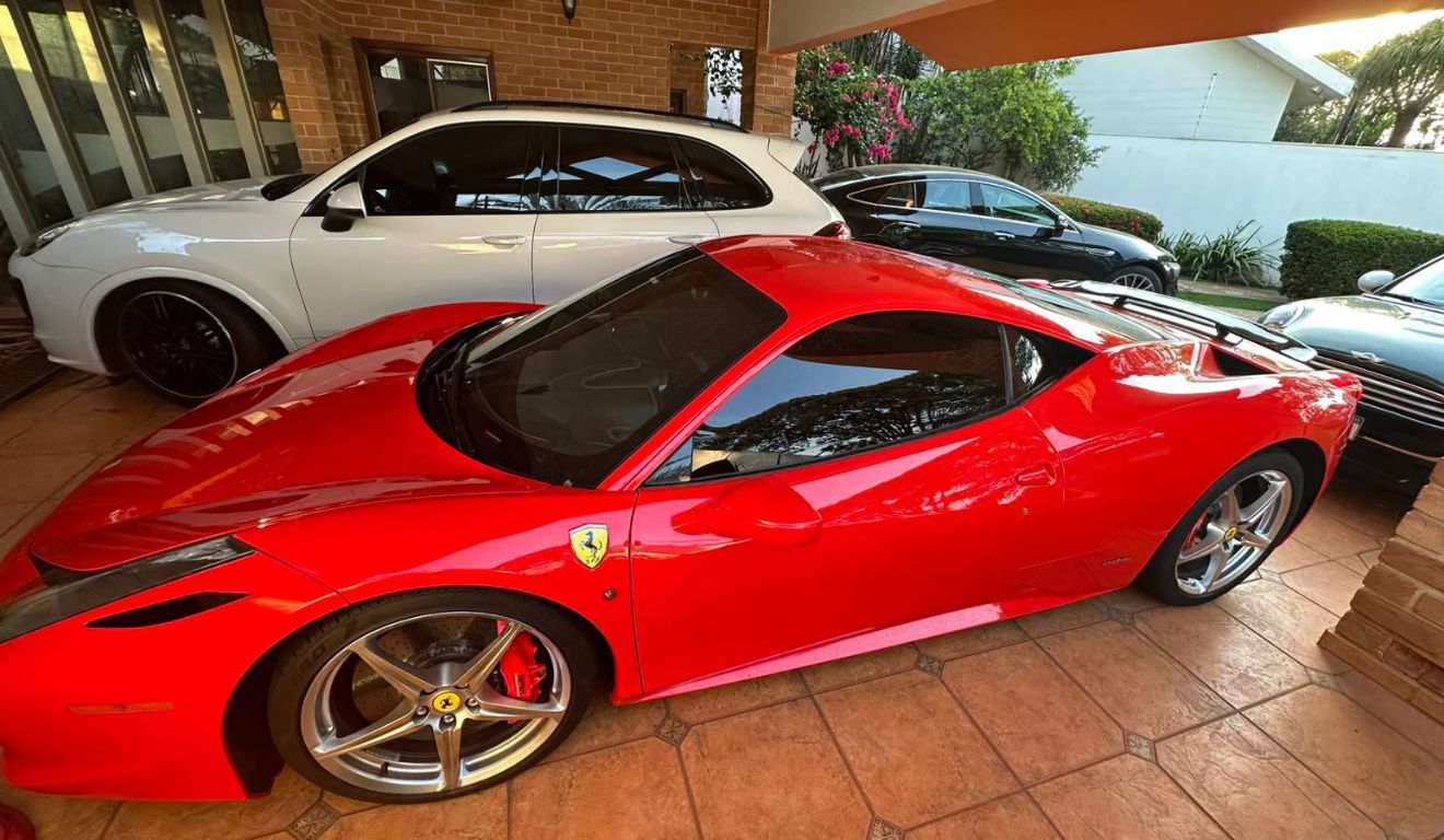 carro de luxo apreendido em casa de secretário de Maringá durante operação