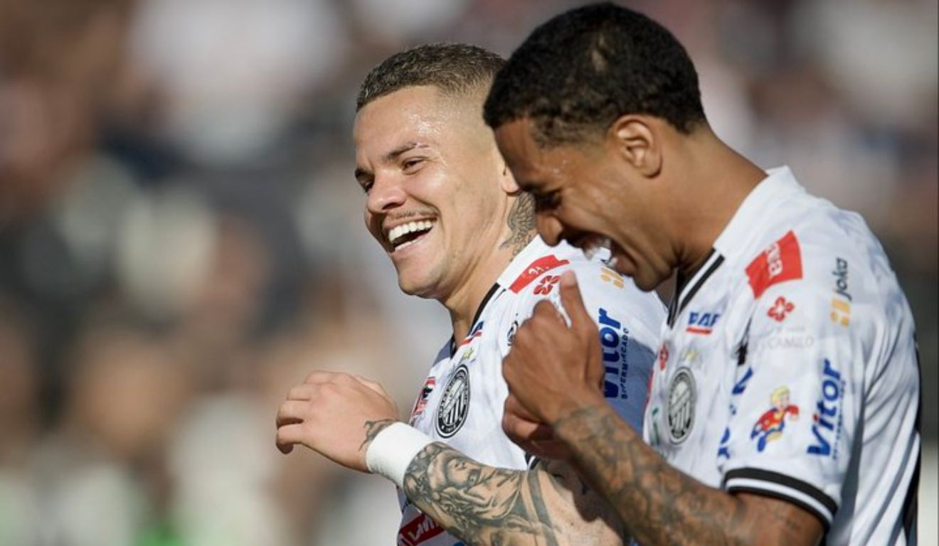 Rodrigo Rodrigues comemora com Miranda o segundo gol do Operário contra o Volta Redonda. (Foto: André Jonsson /Operário)