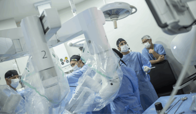 Imagem dos médicos durante a cirurgia.