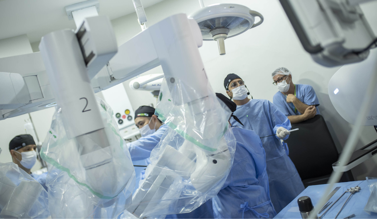 Imagem dos médicos durante a cirurgia.