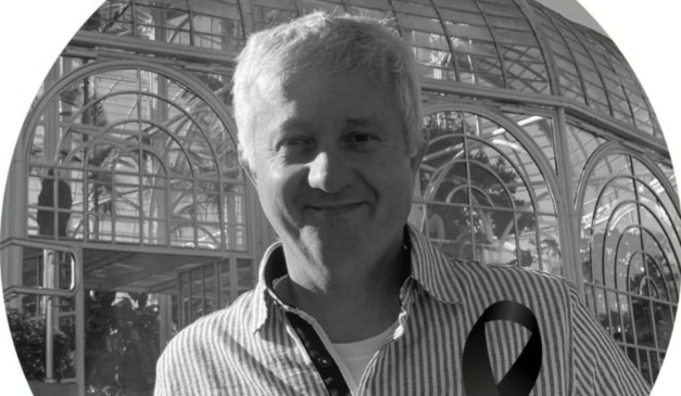 Edson Nazário em foto no Jardim Botânico, em preto e branco