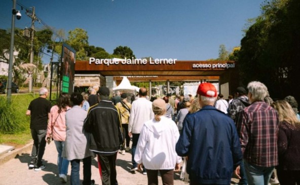 pessoas entrando no parque jaime lerner