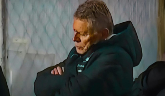 Treinador dormindo no banco de reservas. (Foto: Reprodução/ Redes sociais)