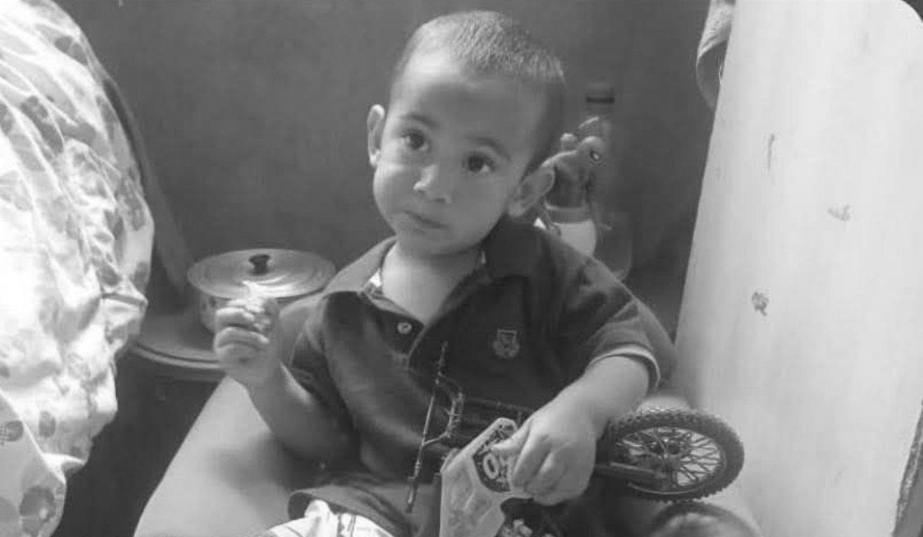 Foto do pequeno Arthur, encontrado morto em Tibagi, em preto e branco