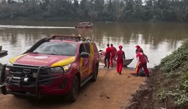 equipes de resgate que encontraram o pescador morto
