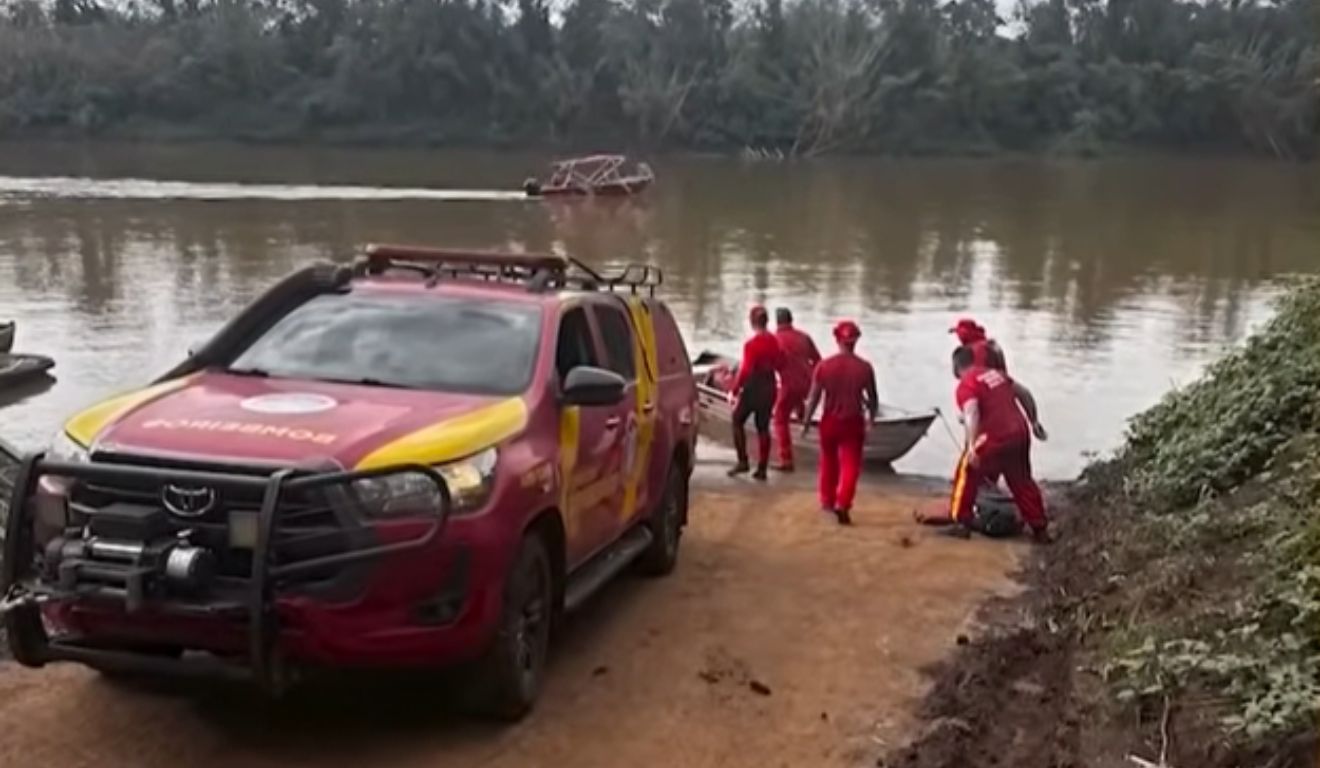 equipes de resgate que encontraram o pescador morto