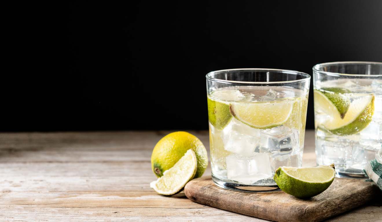 Duas caipirinhas em mesa com limão