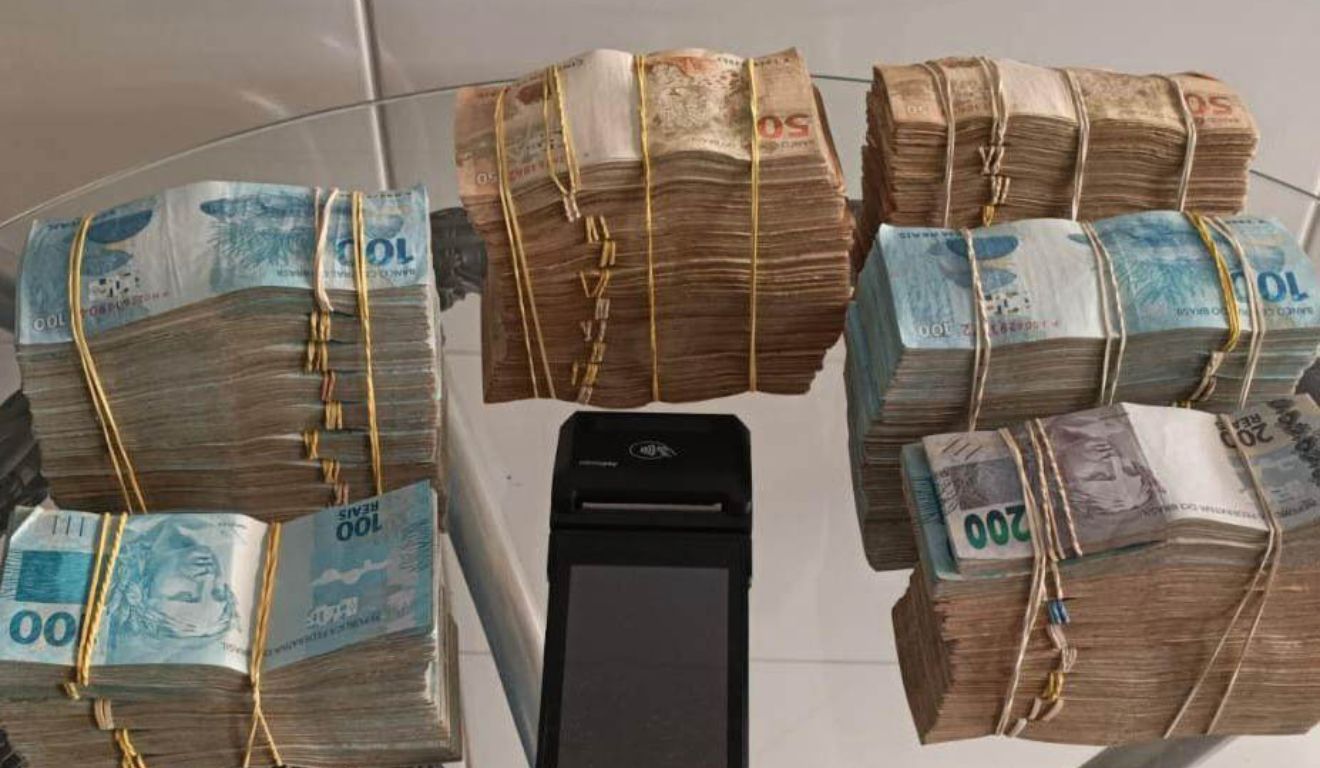 dinheiro apreendido durante mandados cumpridos pela polícia contra organização criminosa