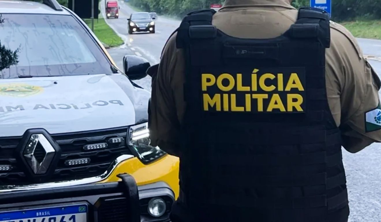 Policial militar de costas em uma rodovia