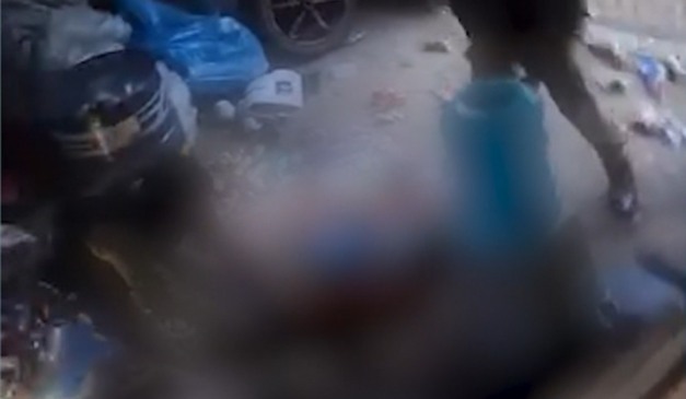 Policiais foram filmados arrastando o jovem durante operação