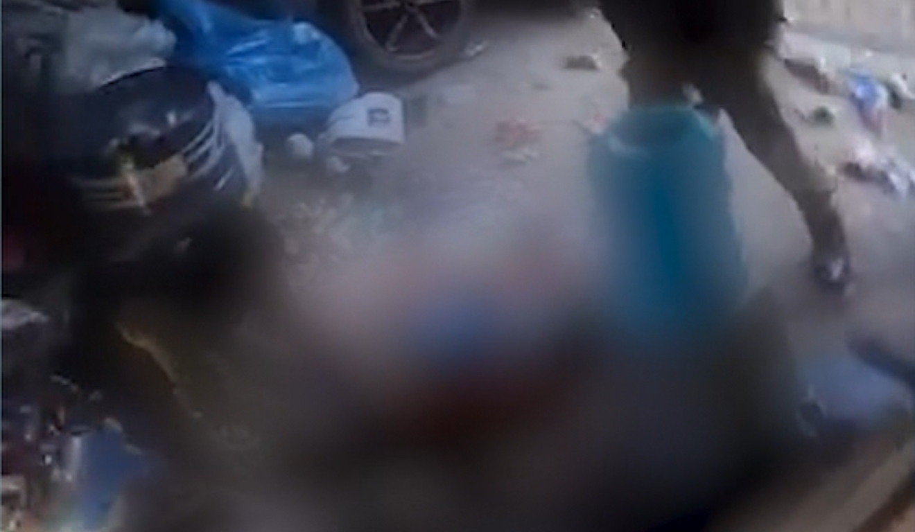 Policiais foram filmados arrastando o jovem durante operação