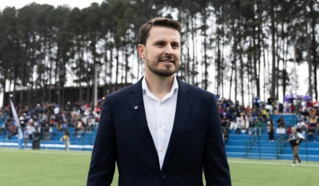 Prefieto de Fazenda Rio Grande em campo de futebol