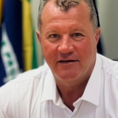 Serjão, prefeito interino de Fazenda Rio Grande, em foto na prefeitura