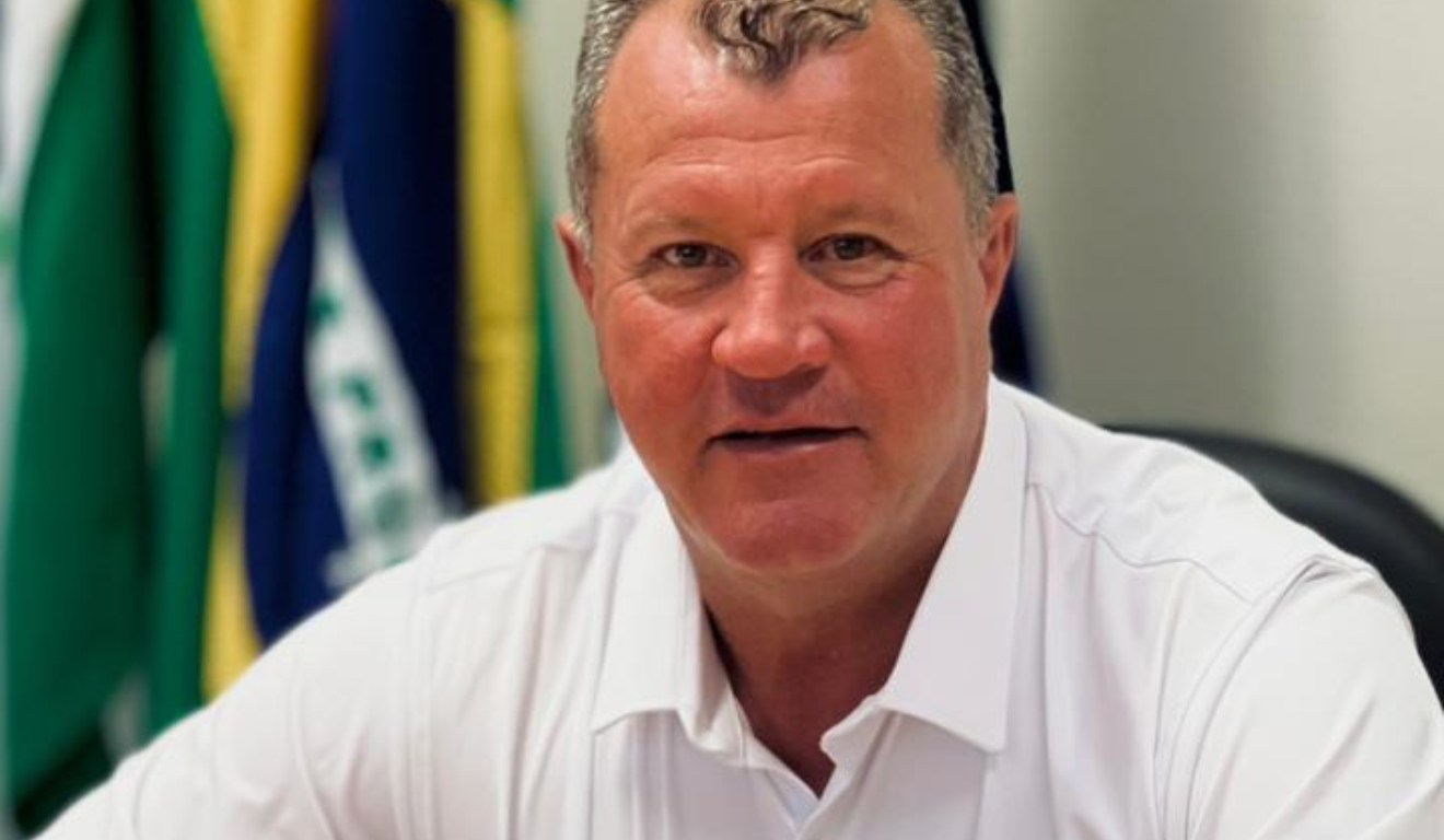 Serjão, prefeito interino de Fazenda Rio Grande, em foto na prefeitura