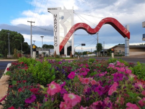 Entrada da cidade de Marquinho com flores