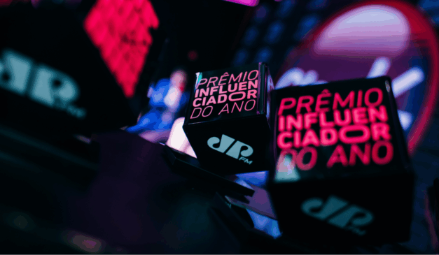 arte de divulgação do prêmio influenciador do ano da jovem pan curitiba