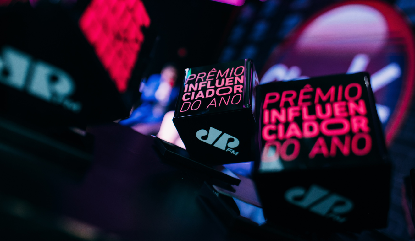 arte de divulgação do prêmio influenciador do ano da jovem pan curitiba