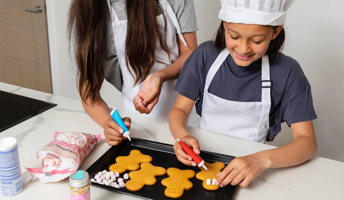 Crianças cozinhando.