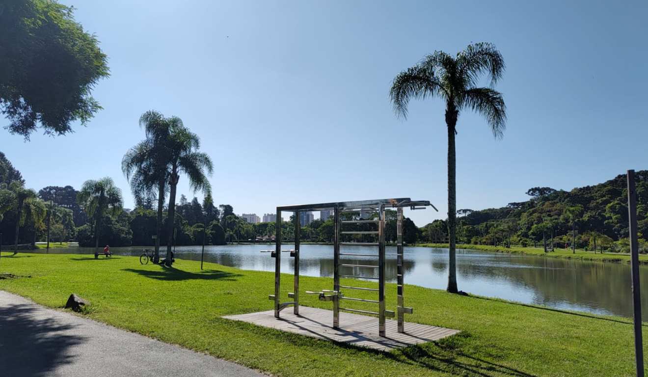 Parque bacacheri com sol em Curitiba