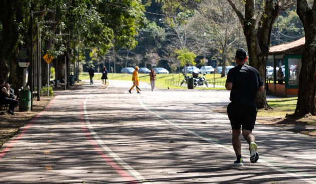 pessoas correndo no parque para ilustrar a previsão do tempo no paraná