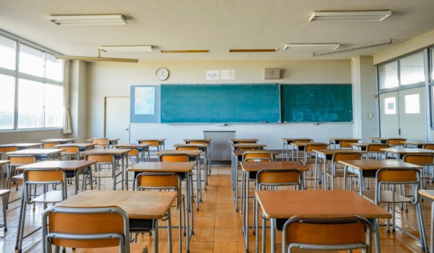 foto de sala de aula onde o professor ameaçou os alunos com uma arma