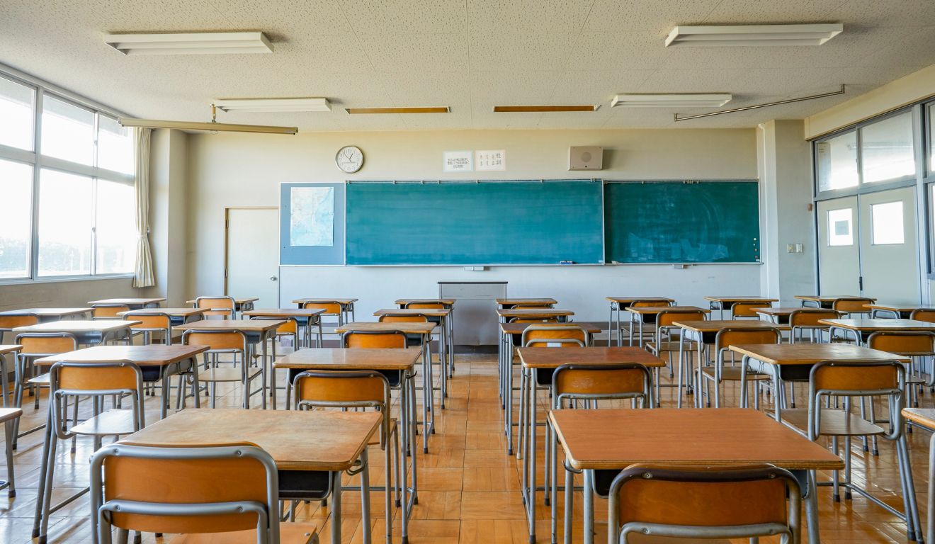 foto de sala de aula onde o professor ameaçou os alunos com uma arma