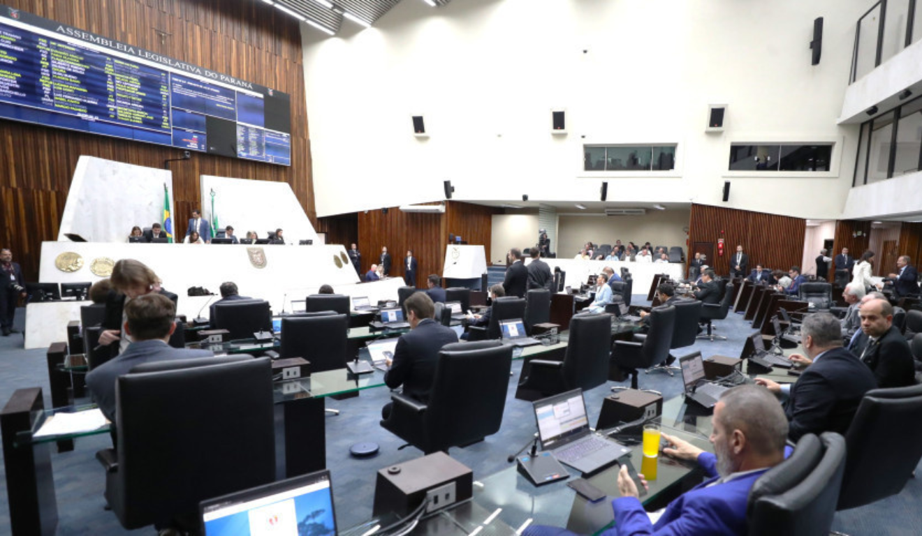 Um projeto de lei que perdoa dívidas no Paraná foi aprovado pela Alep. Na imagem, vemos a Assembleia Legislativa do Paraná durante uma votação.