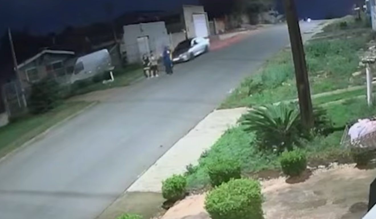 câmera pausada antes de quatro pessoas serem atropeladas