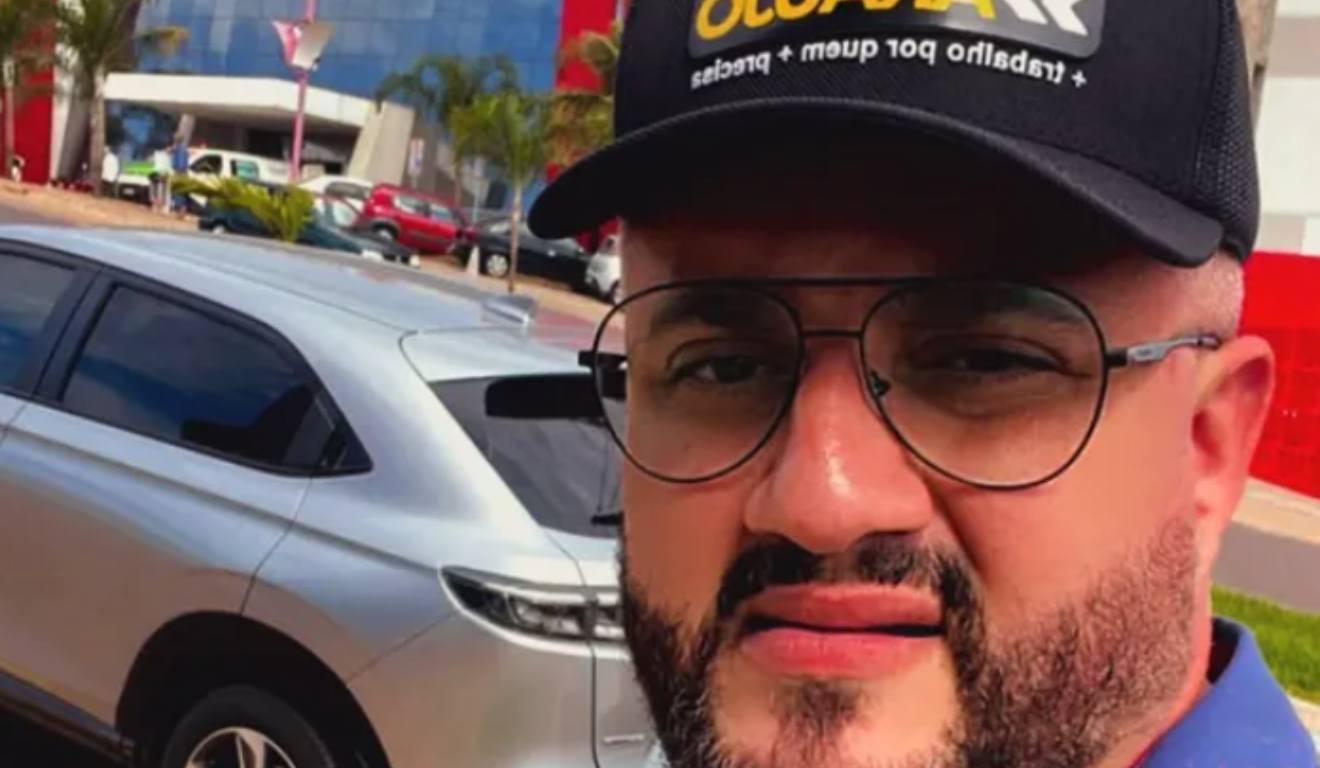 Vereador Rafael Raújo, que foi preso, de boné no meio da rua