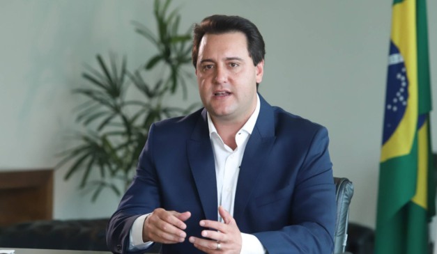 Ratinho Jr em sala do governo do estado do Paraná