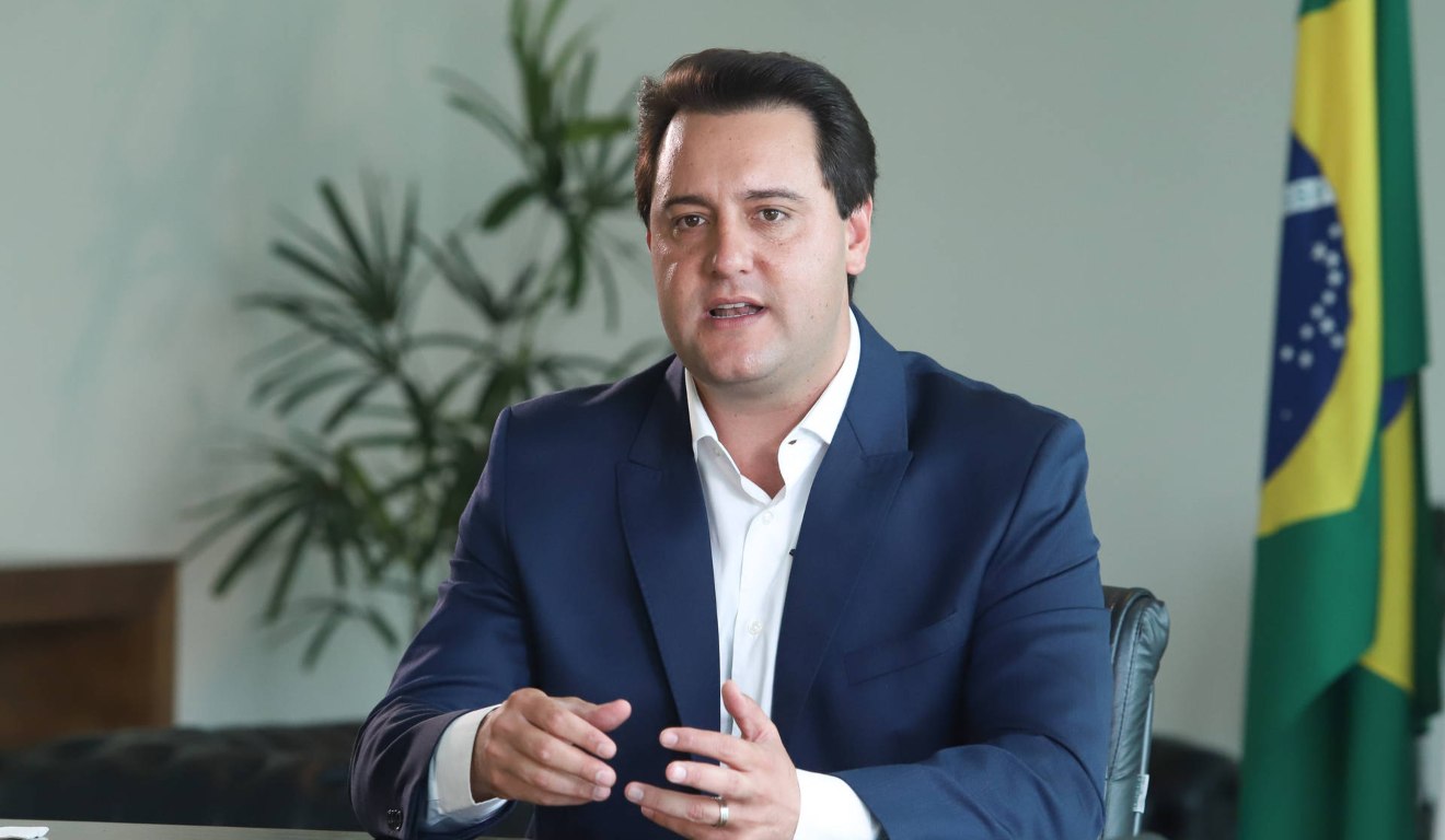 Ratinho Jr em sala do governo do estado do Paraná