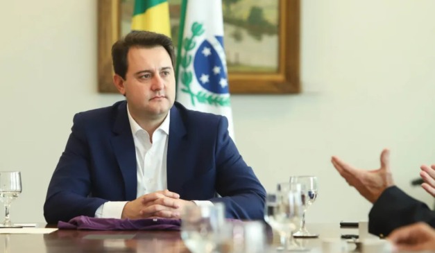 Ratinho Jr em reunião na sede do governo do Paraná