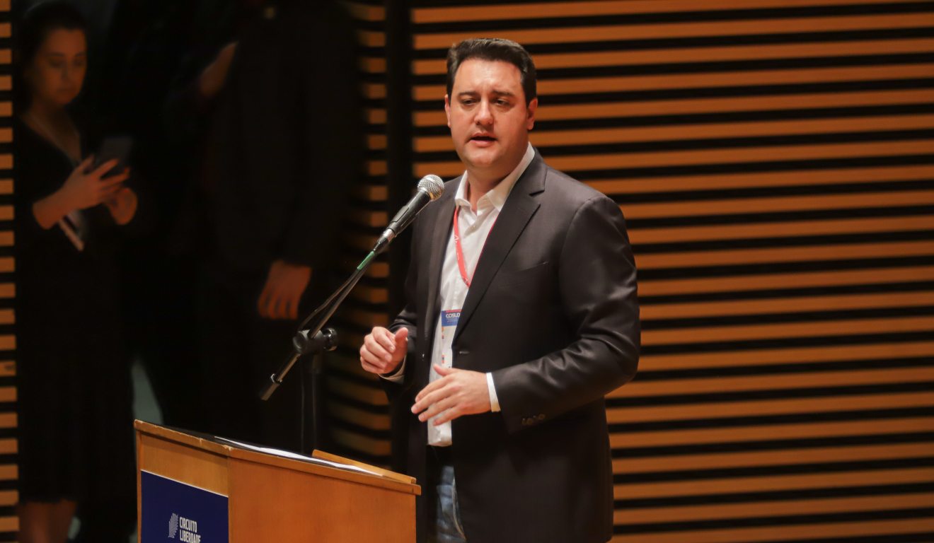 Ratinho Jr em discurso durante encontro com governadores em Curitiba