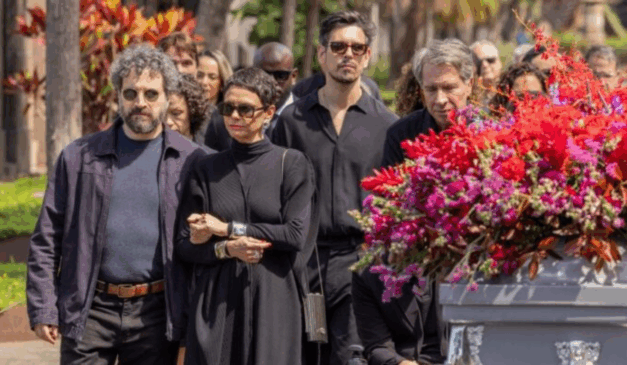 Imagem da Celina no velório da Odete.