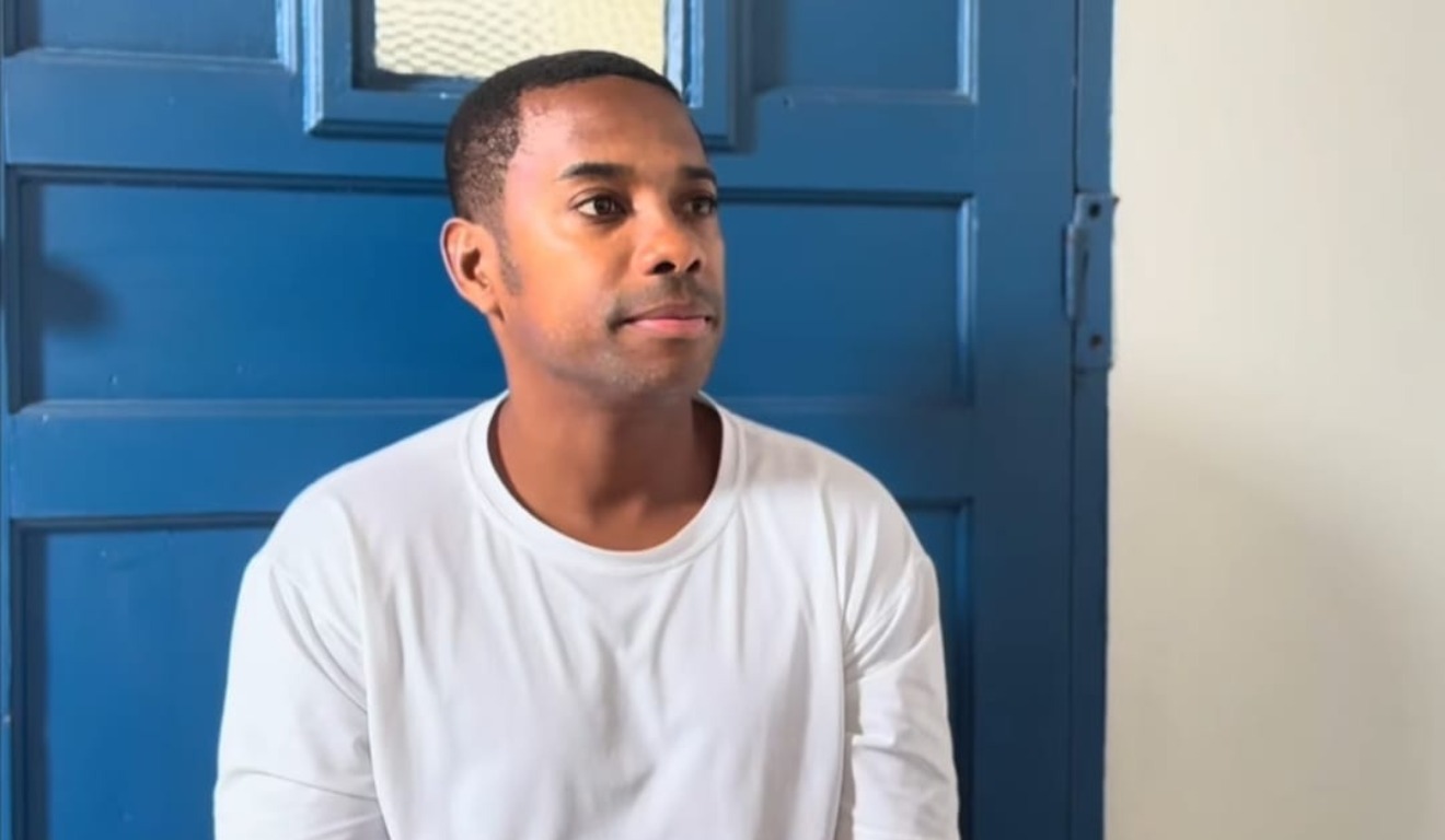 Robinho em entrevista na prisão. (Foto: Reprodução/ Conselho Comunidade de Taubaté via Youtube)