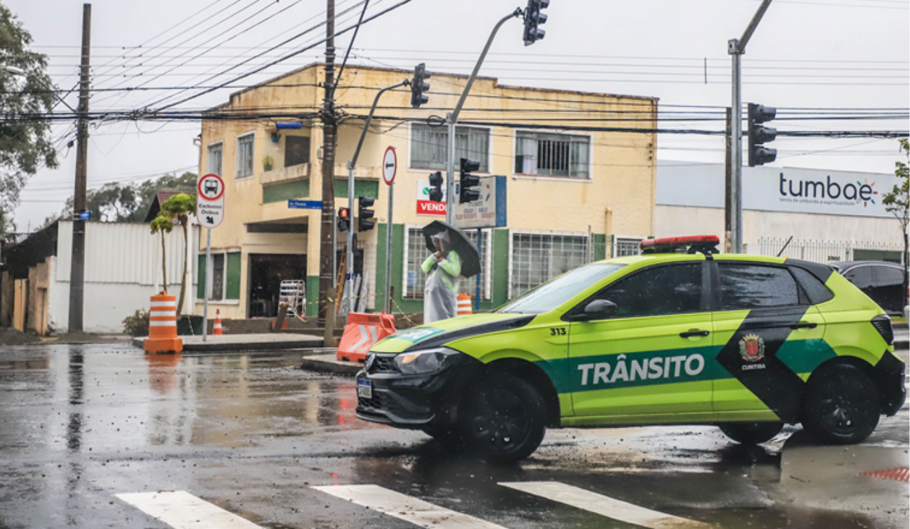 Rua de Curitiba terá alteração de preferência de sentido. Na imagem, vemos uma viatura da Guarda Municipal de Trânsito.