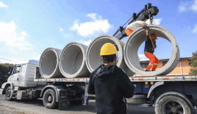 A partir desta terça-feira (21), ruas de Curitiba terão mudanças no trânsito. Na imagem, vemos um caminhão carregando tubos de concreto.