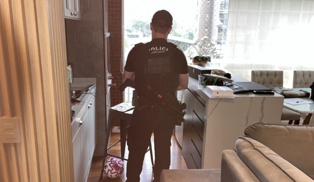 Polícia Federal cumpre mandados em operação que investiga esquema bilionário de lavagem de dinheiro envolvendo clube de futebol paulista