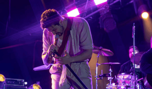 Imagem de Luan Santana cantando.