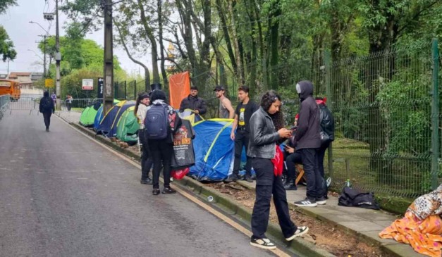 Fãs de Guns N'Roses na fila na Pedreira