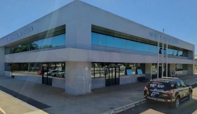 Frente da delegacia.