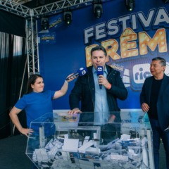 na foto, repórter thais travençoli e apresentador matheus furlan