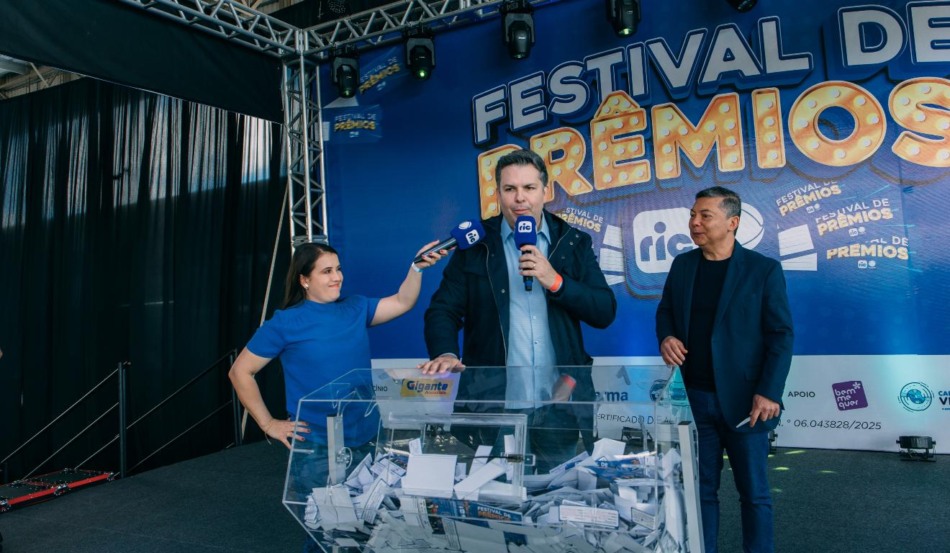 na foto, repórter thais travençoli e apresentador matheus furlan