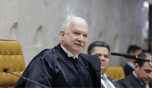 O STF retomou, nesta sexta-feira (17), o julgamento sobre a descriminalização do aborto no Brasil. Na imagem, vemos o presidente do STF, Edson Fachin, um homem branco, de cabelos grisalhos, que está utilizando uma toga.
