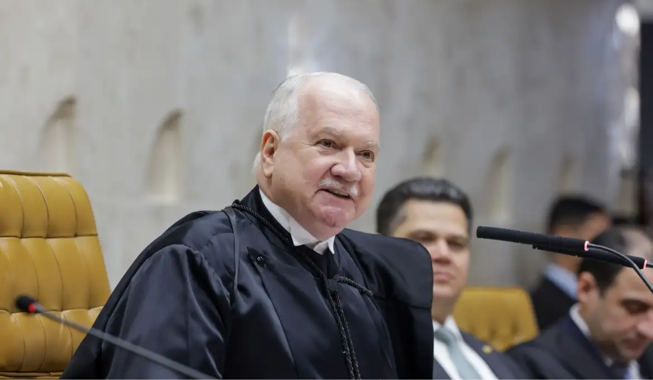 O STF retomou, nesta sexta-feira (17), o julgamento sobre a descriminalização do aborto no Brasil. Na imagem, vemos o presidente do STF, Edson Fachin, um homem branco, de cabelos grisalhos, que está utilizando uma toga.