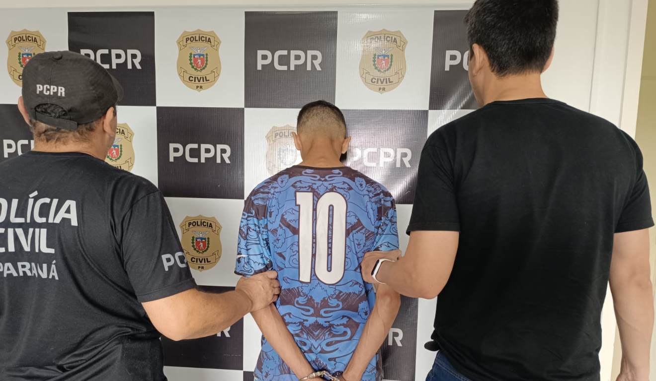 Suspeito mde matar vítima que implorou por misericórdia sendo preso com dois policiais ao lado